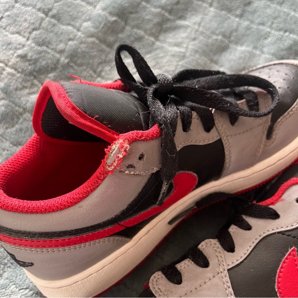 Jordan Black and Red low-Top Sneakers Classic Design 4Y - Picture 5 of 6